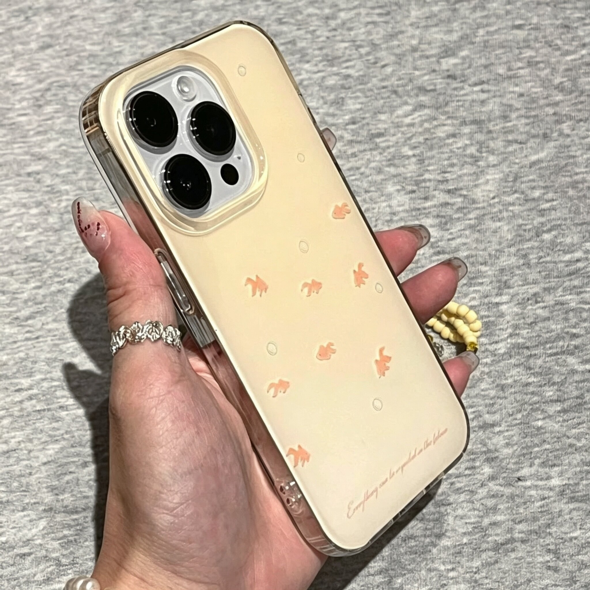 适用苹果系列iPhone17新款手机壳16promax14promax卡通奶黄底锦鲤15promax/13pro半包大孔防摔网红女款保护套