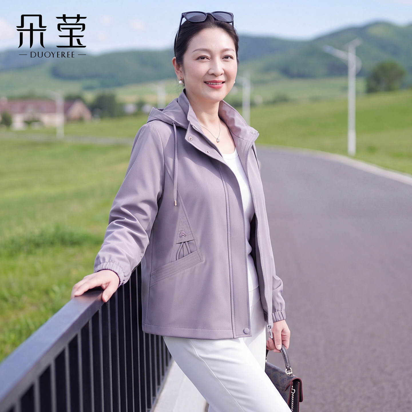 朵莹中年妈妈秋装连帽冲锋衣外套