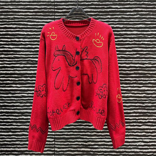 红色飞马字母刺绣针织开衫女26新年春节氛围感多纽扣毛衣外套上衣