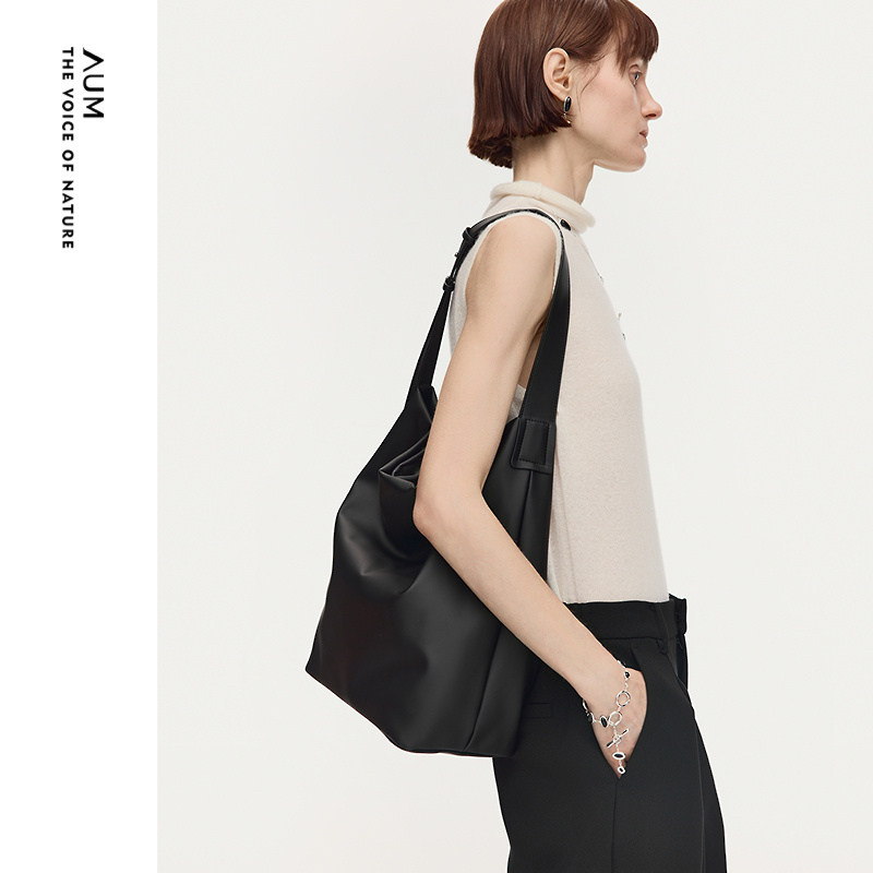 【灵感搭配】AUM噢姆2026年春季新款通勤休闲黑色肩带可调节桶包,箱包皮具/热销女包/男包,通用款女包,淘宝优惠券,粉丝福利购,淘宝优惠卷