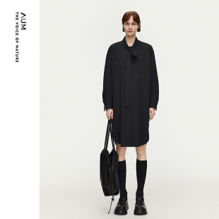 新款 AUM噢姆2026年春季 弹力细斜纹飘带领连衣裙长裙 商场同款