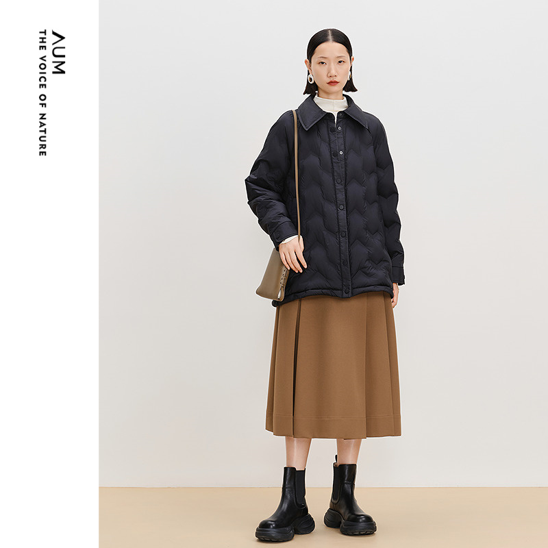 【商场同款】AUM噢姆春季几何压纹鹅绒翻领衬衫式黑色羽绒服女款