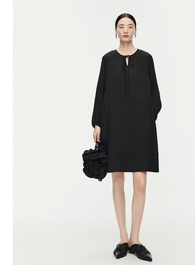 【进口面料】AUM噢姆2025年冬季新款立体提花绸宽松黑色连衣裙女