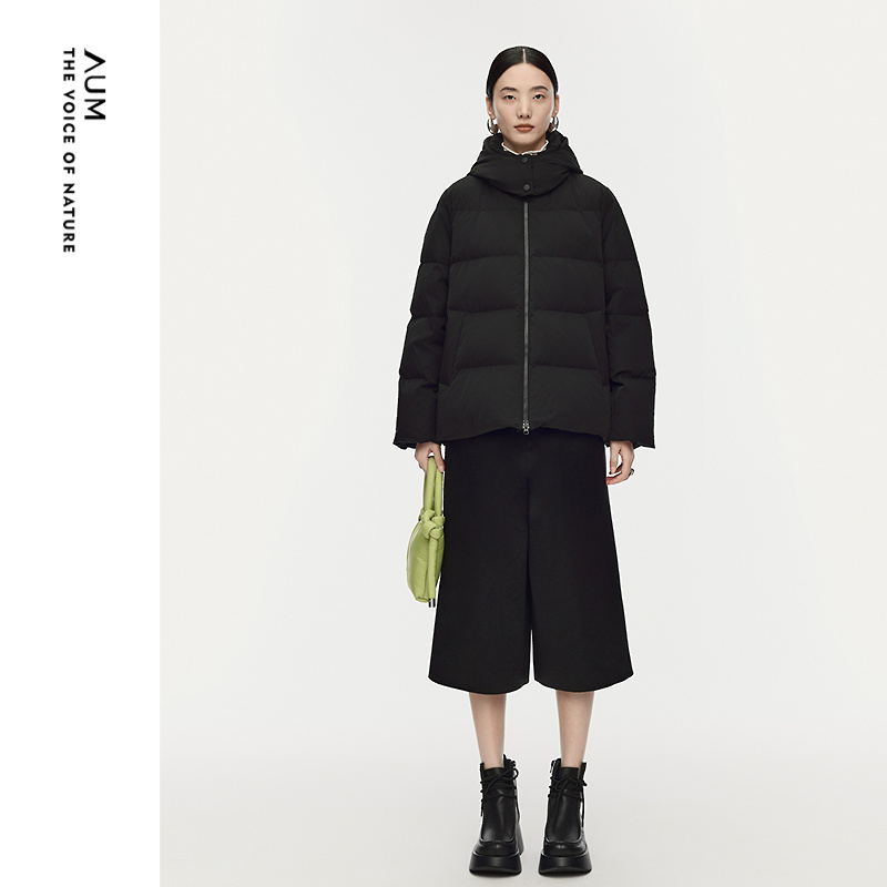 【商场同款】AUM噢姆2025年冬季新款宽松连帽短款鹅绒黑色羽绒服