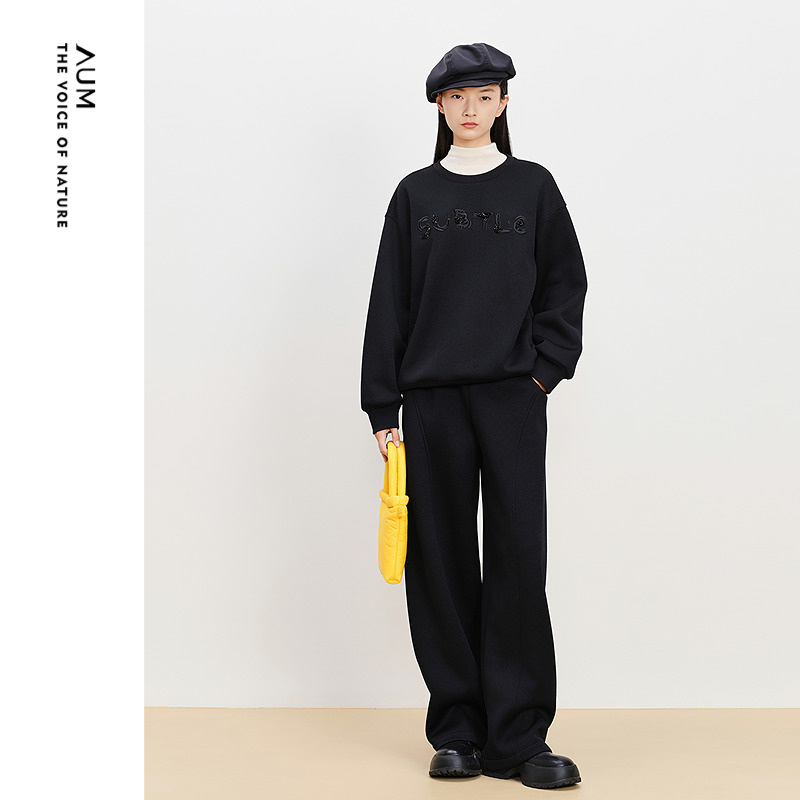 【轻松套装】AUM噢姆冬季针织肌理空气层字母绣花珠钻卫衣长裤女