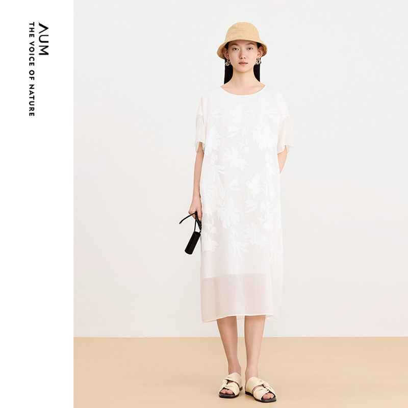 【商场同款】AUM噢姆夏季浪漫清透宽松重工刺绣压褶白色连衣裙女