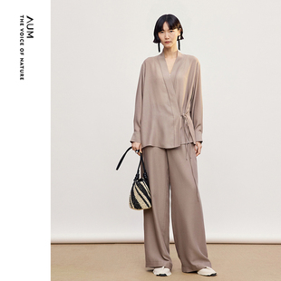 新款 AUM噢姆2026年夏季 进口斜纹绑带设计V领外套长裤 轻松套装
