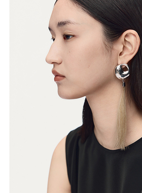 【灵感搭配】AUM噢姆2025年秋季新款时尚休闲流苏形金属马毛耳链