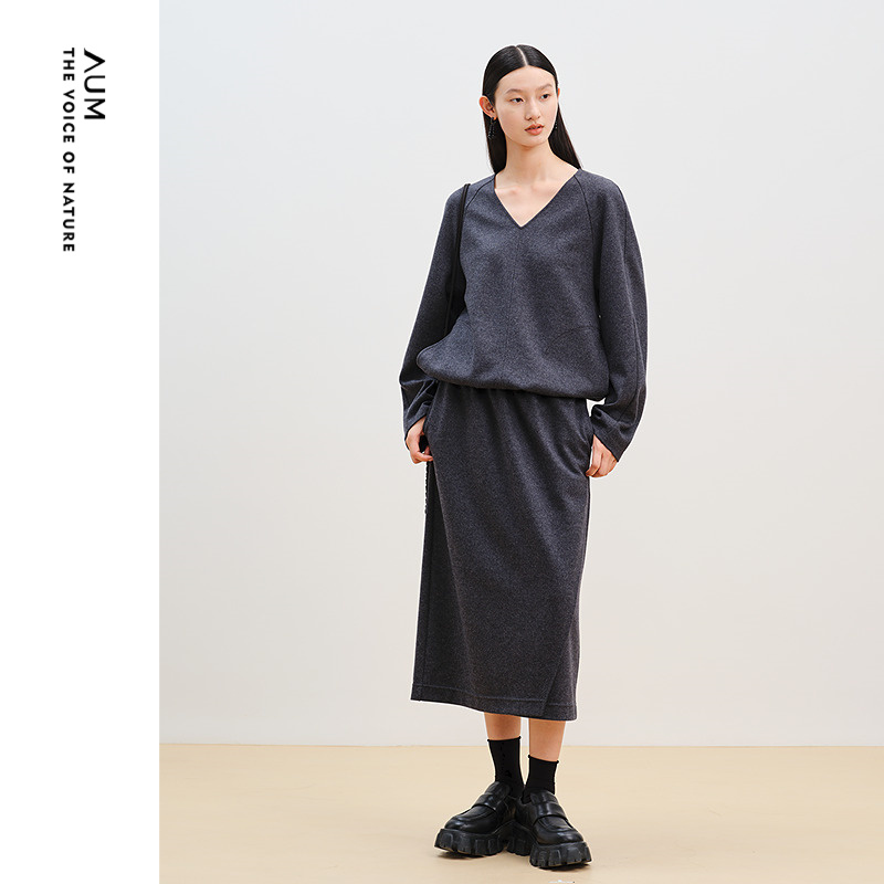 【轻松套装】AUM噢姆秋季V领时尚羊毛休闲上衣灰色直筒裙半身裙女