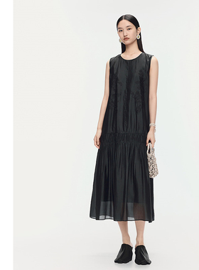 【FaFa裙】AUM噢姆2025年秋季新款桑蚕丝绣花黑色无袖连衣裙长裙