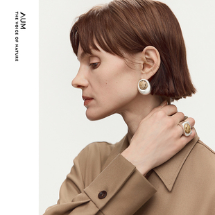 新款 AUM噢姆2026年春季 图画石自然肌理休闲耳钉配饰 灵感搭配
