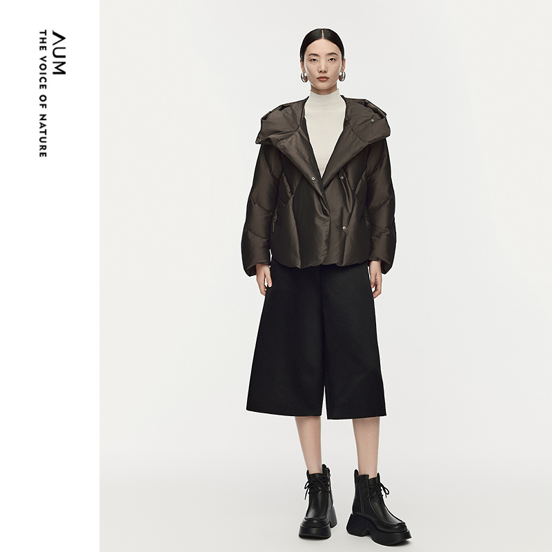 【商场同款】AUM噢姆2025年冬季新款平纹光感连帽鹅绒短款羽绒服