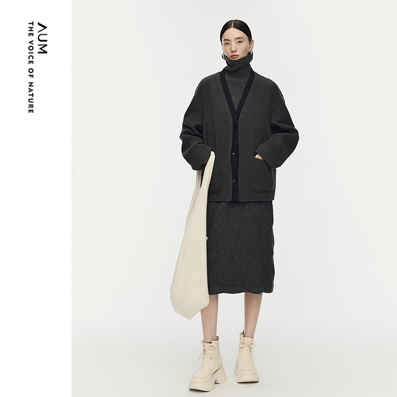 【商场同款】AUM噢姆2025年冬季新款羊毛短顺双面呢V领开衫外套女