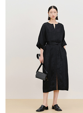 【天猫臻选】AUM噢姆春季缎面肌理感长袖收腰裙子休闲黑色连衣裙