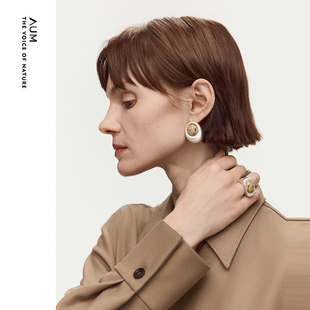 新款 AUM噢姆2026年春季 自然纹理圆润弧线图画石戒指 灵感搭配