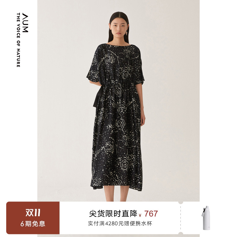 不规则波点设计新颖独特,廓形简约大气