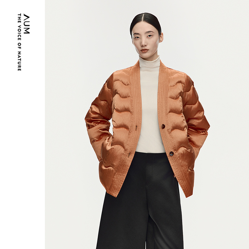 【商场同款】AUM噢姆2025年冬季新款宽松水波纹绗线鹅绒羽绒服女