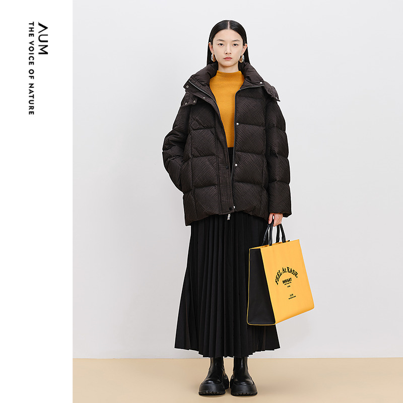 【天猫甄选】AUM噢姆冬季鹅绒褶皱肌理感连帽黑色轻户外羽绒服女