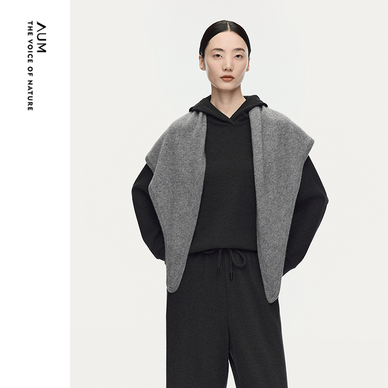 【灵感搭配】AUM噢姆2025年冬季新款纱线编织锁边羊毛三角围巾女