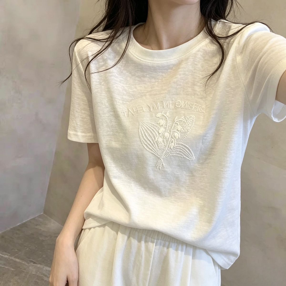 白色刺绣短袖T恤女夏季新款宽松薄款上衣简约百搭休闲大码上衣潮