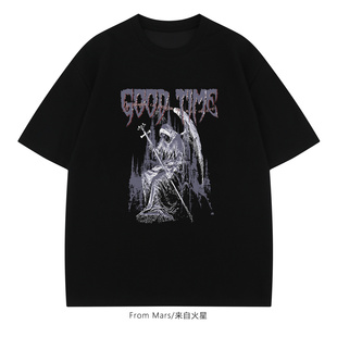 From Mars Handsome one has a loose short-sleeved T-shirt