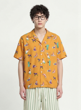 From Mars short-sleeved shirt with something in his mouth