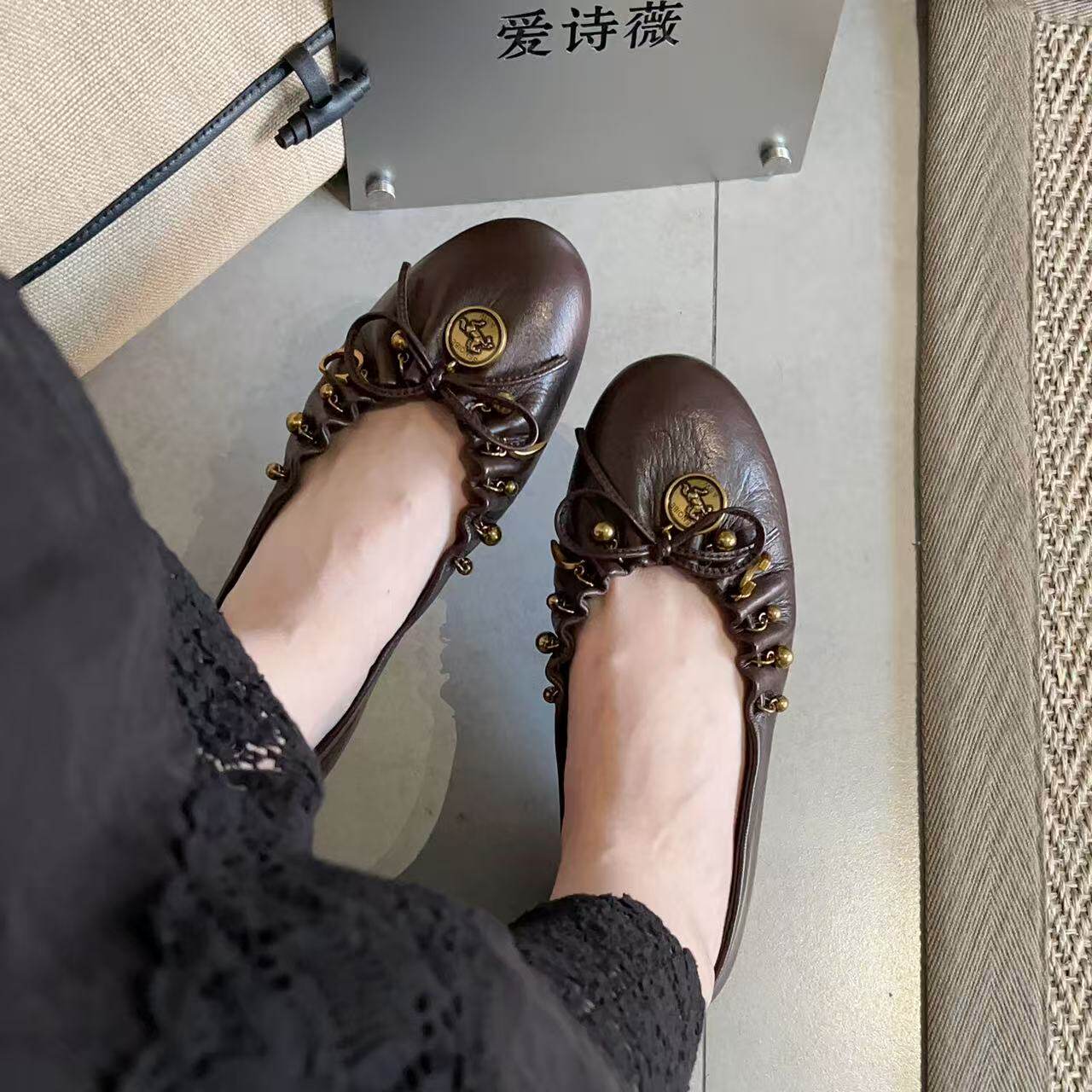 爱诗薇女鞋2026夏季真皮复古圆头浅口单鞋女平底金属装饰休闲鞋女