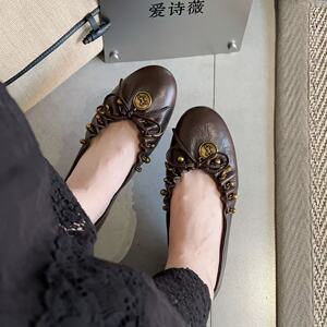 爱诗薇女鞋2026夏季真皮复古圆头浅口单鞋女平底金属装饰休闲鞋女
