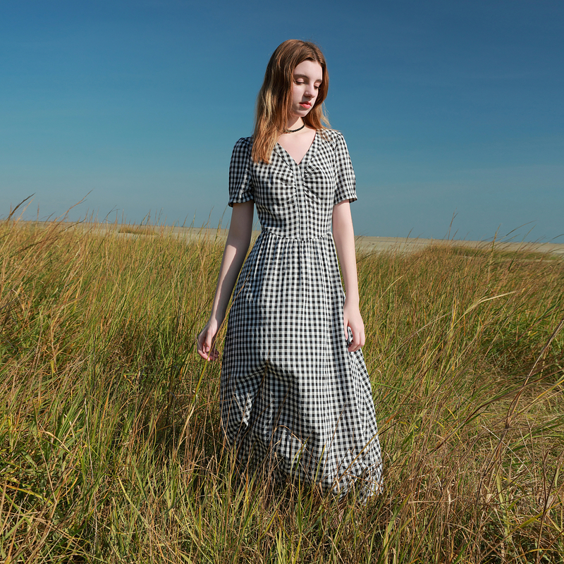 ibudu2025春季新款肌理感格纹连衣裙V领收腰A字长裙复古女