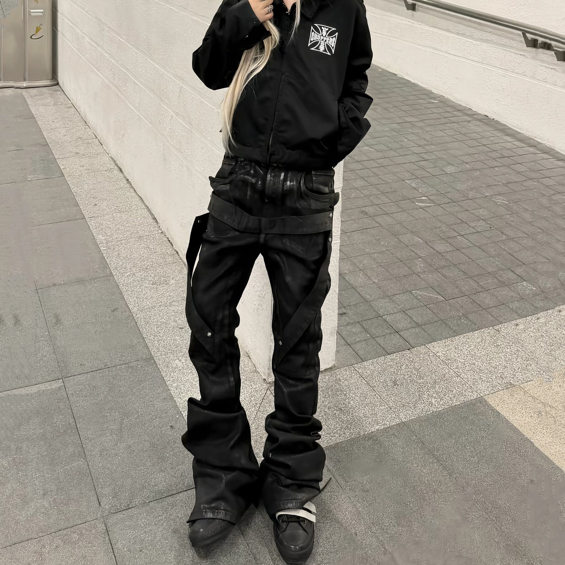 风格手工刷蜡绑带涂层喇叭牛仔裤图片