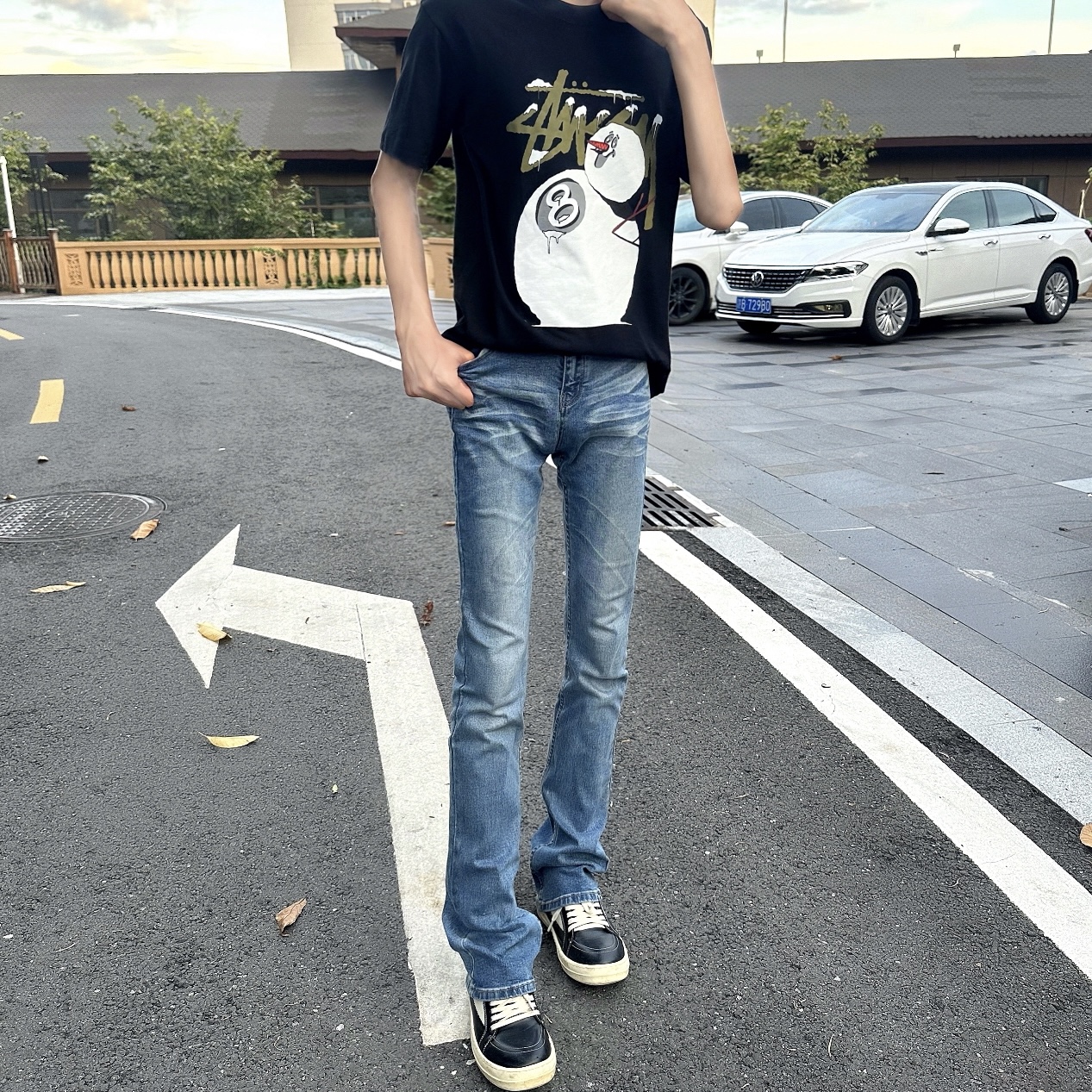 水洗弹力猫须浅蓝做旧牛仔裤修身