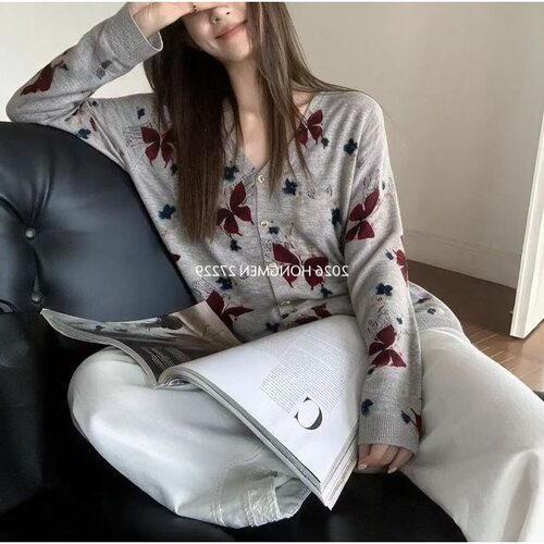 H沈佳期2026秋季文艺水墨质感～灰底复古蝴蝶印花V领针织开衫女