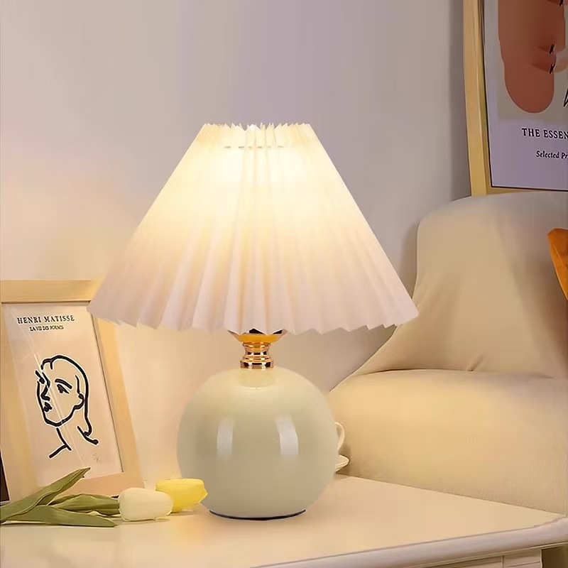 北欧简约陶瓷床头台灯小夜灯卧百褶布艺灯罩创意护眼灯led氛围灯