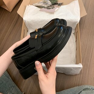 油蜡皮厚底乐福鞋女金属方扣黑色复古英伦风通勤百搭粗跟小皮鞋女
