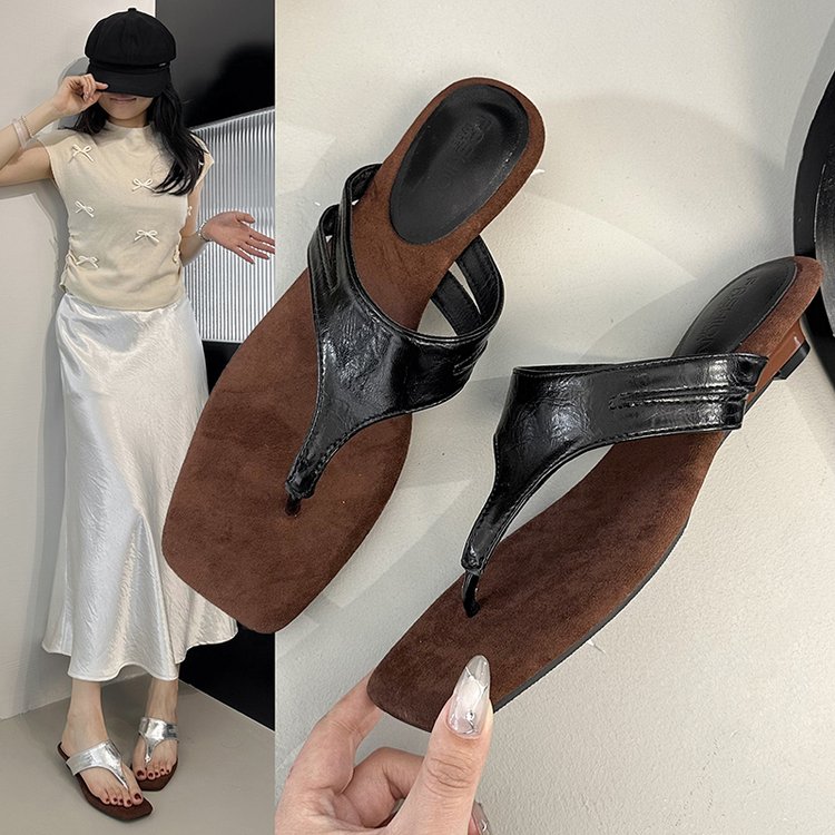 双层绑带人字拖女方头褶皱亮皮平底复古美拉德外穿夹趾休闲凉拖鞋