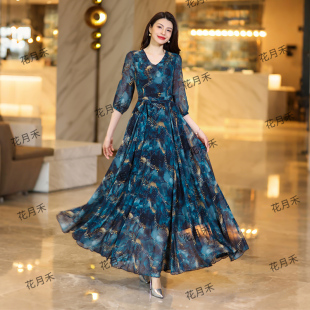 2025年春秋冬V领印花连衣裙收腰显瘦长裙妈妈款短款小个子沙滩裙