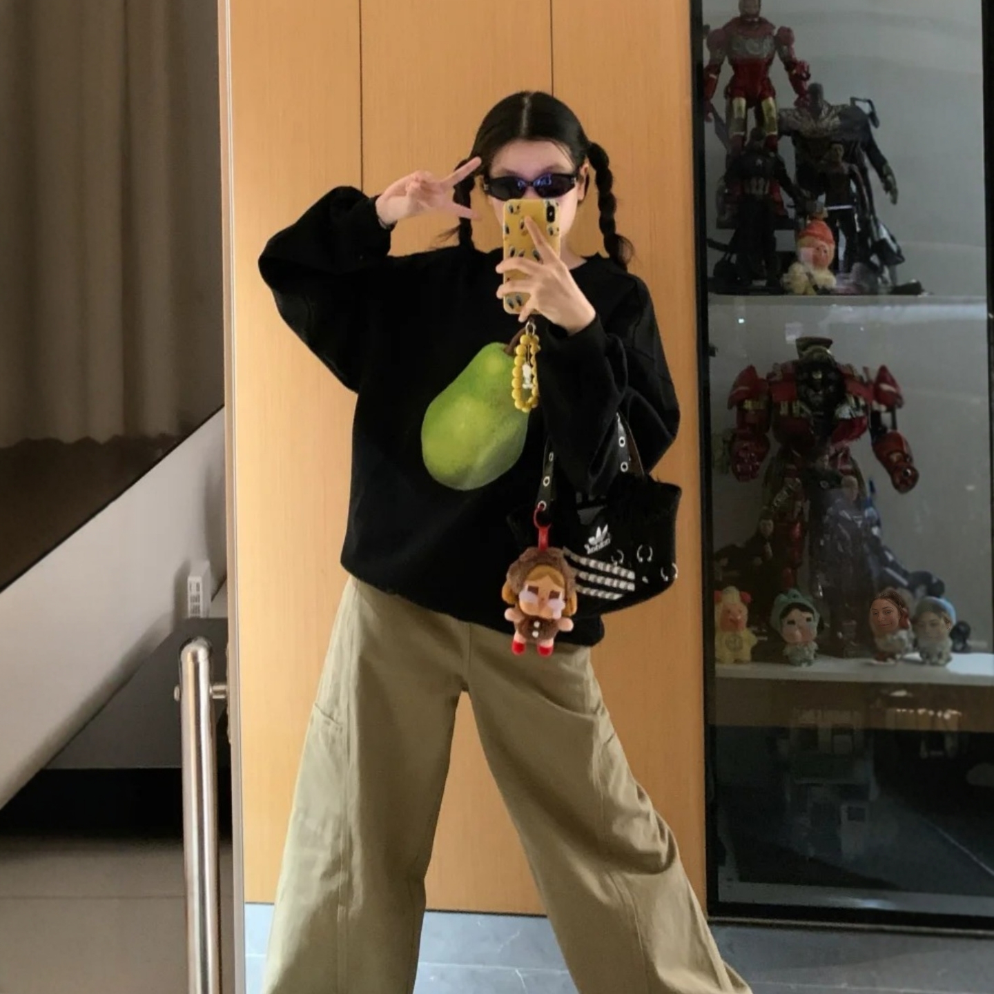 黑色水果印花宽松显瘦无帽圆领长袖卫衣女款2025年早秋季新款上衣