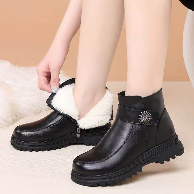 冬季妈妈棉鞋真皮软底加绒保暖老人棉皮鞋加厚羊毛中老年防滑女靴