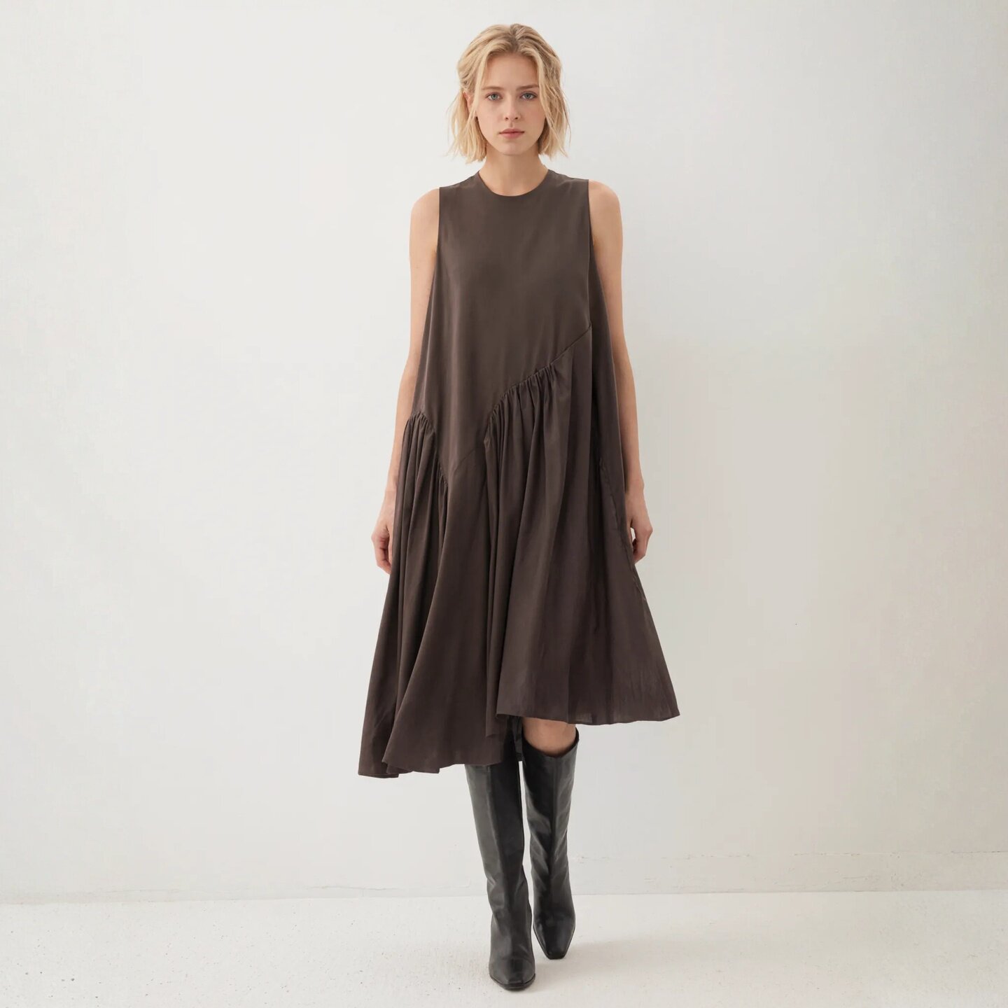 2026春夏日常舒适设计感显瘦褶皱无袖圆领宽松A型休闲长款连衣裙