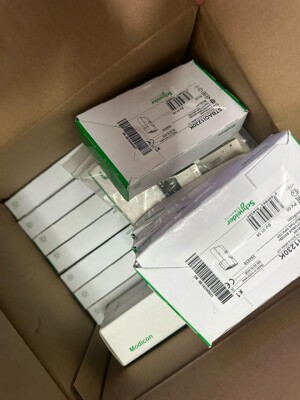 施耐德标准套，型号:STBACI1230K。现货全新未拆封！