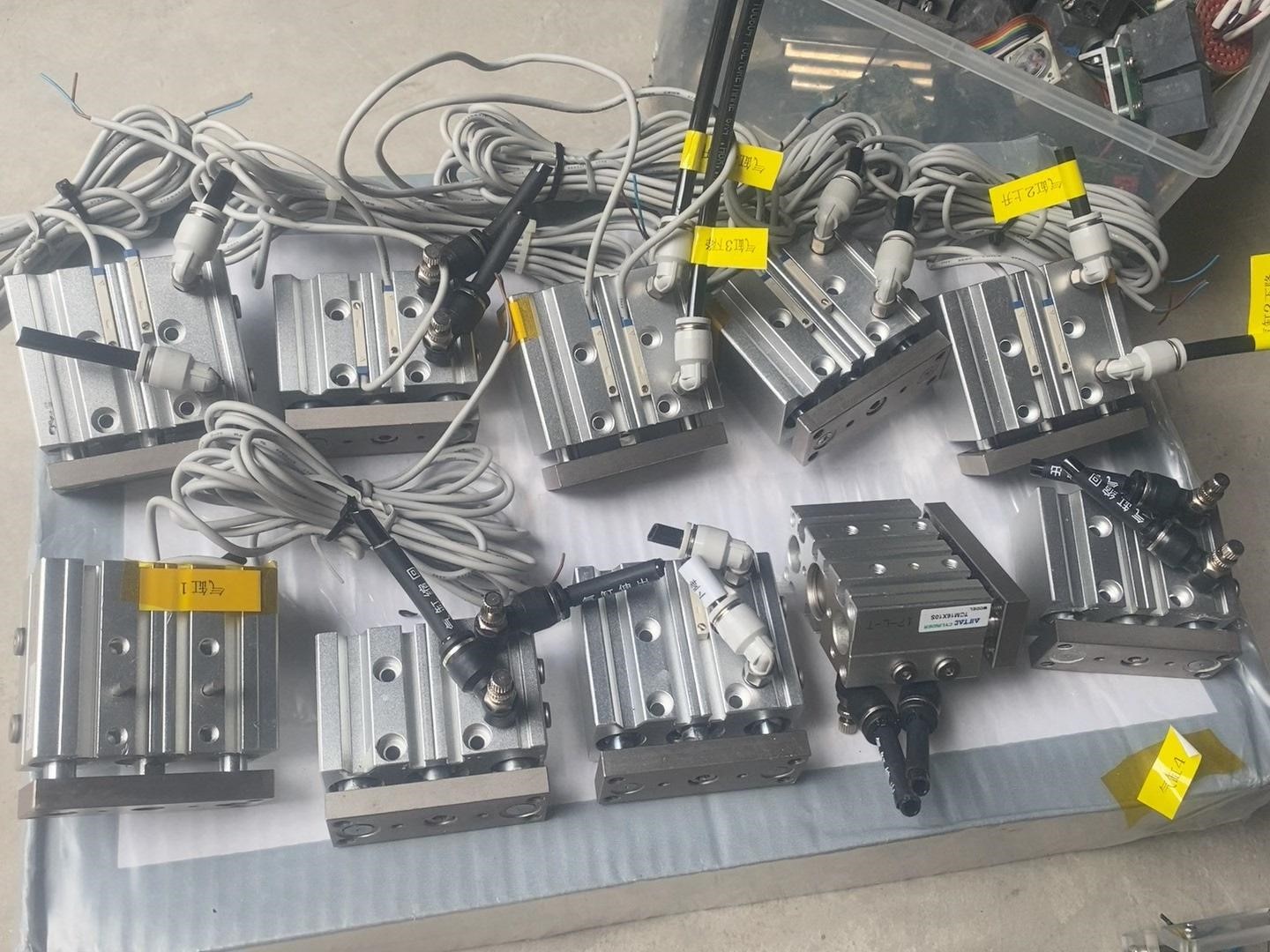 TCL16X20S亚德客三轴气缸 TCL16X20S有10个