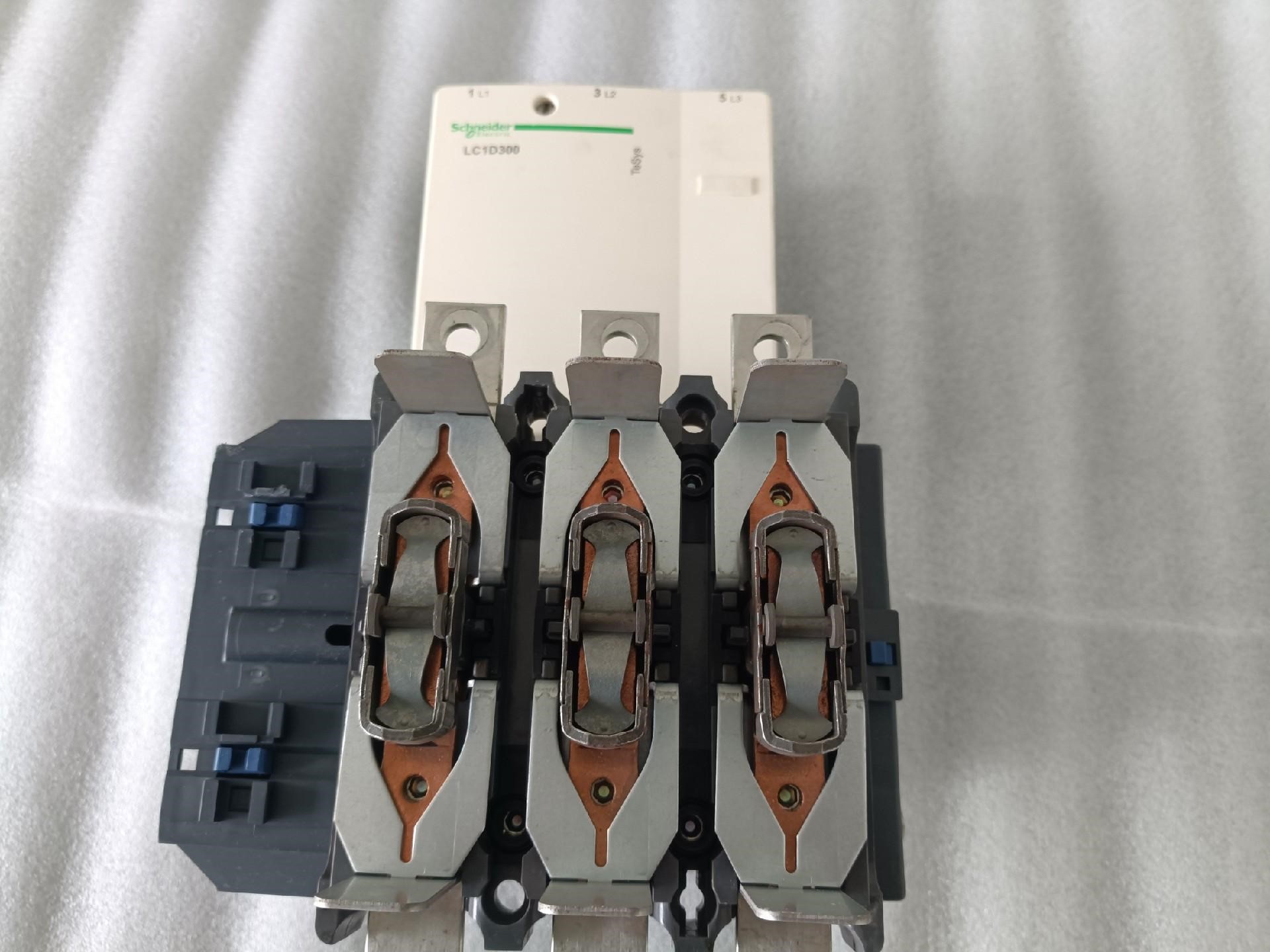 LC1D300  施耐德原装正品交流接触器。九成新。
