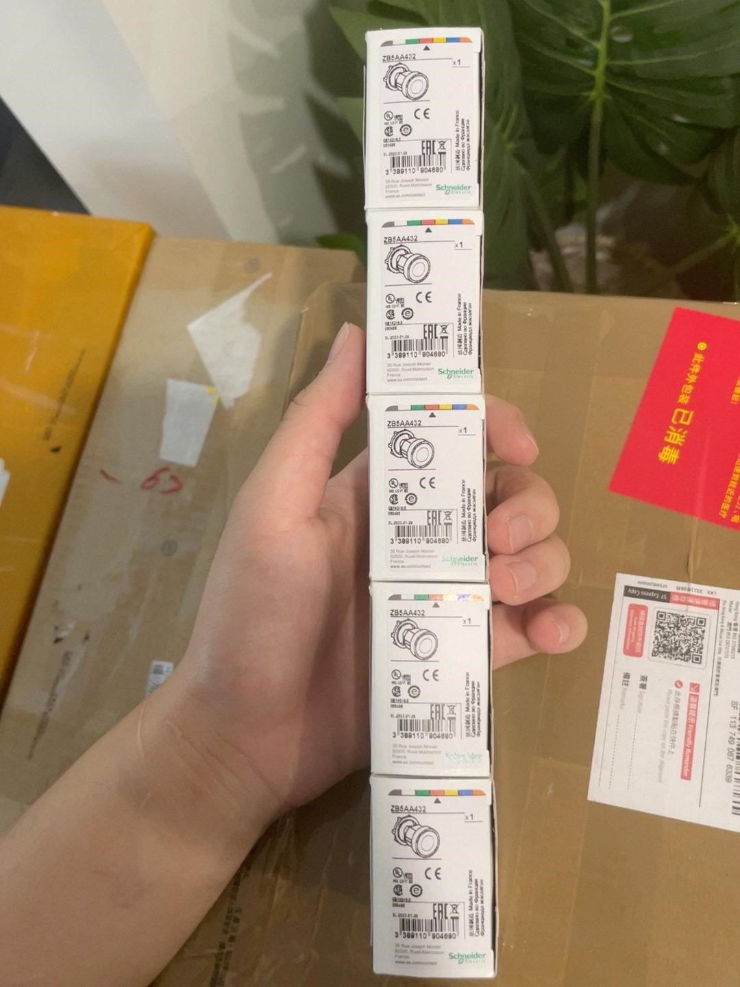 施耐德原装正品全新质保一年ZB5AA432