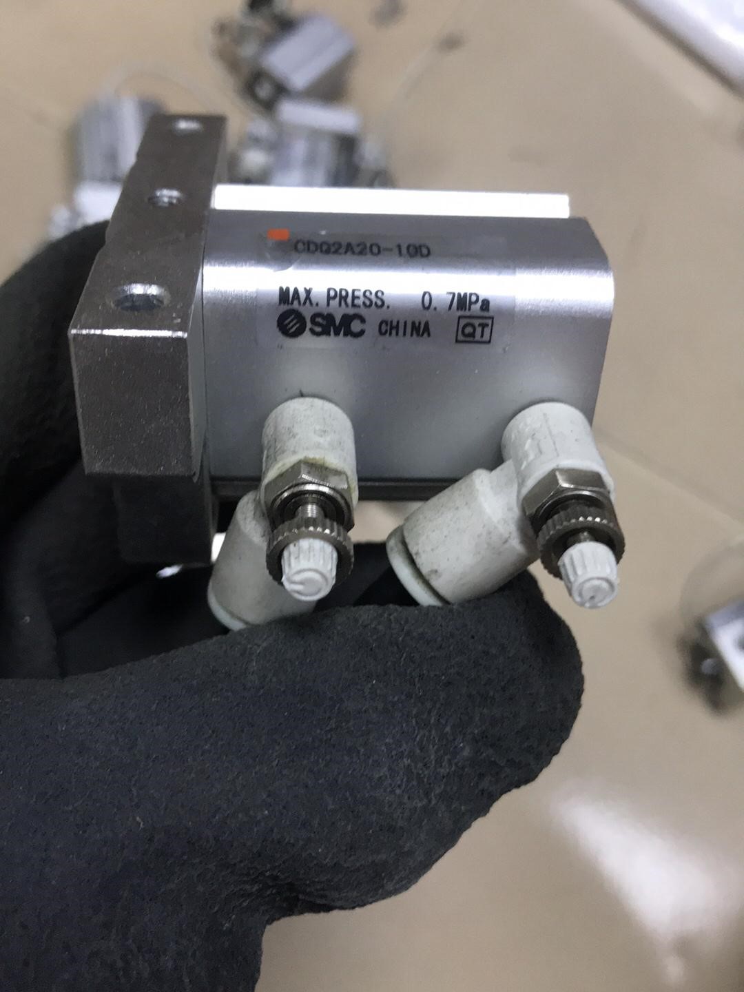 SMC气缸CDQ2A20-10D，实图拍摄，成色新。