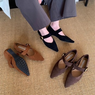 韩版尖头浅口一字扣带平底低跟单鞋2026新款法式复古绒面玛丽珍女