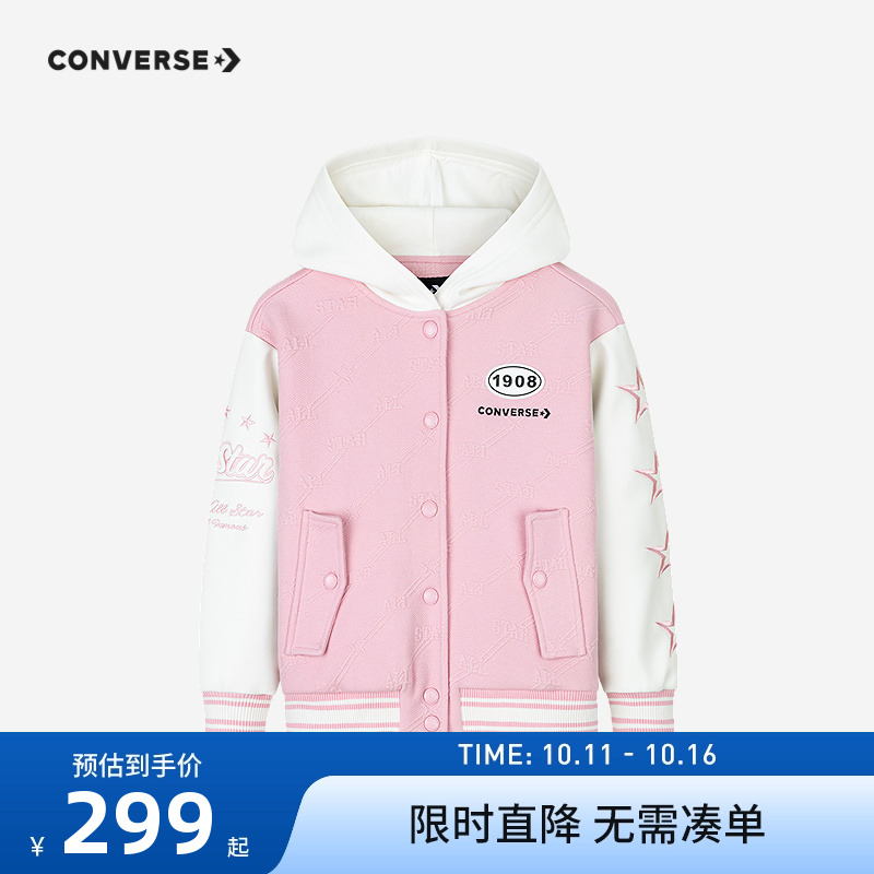 衣身饰有品牌LOGO和元素装饰，体现品牌特征