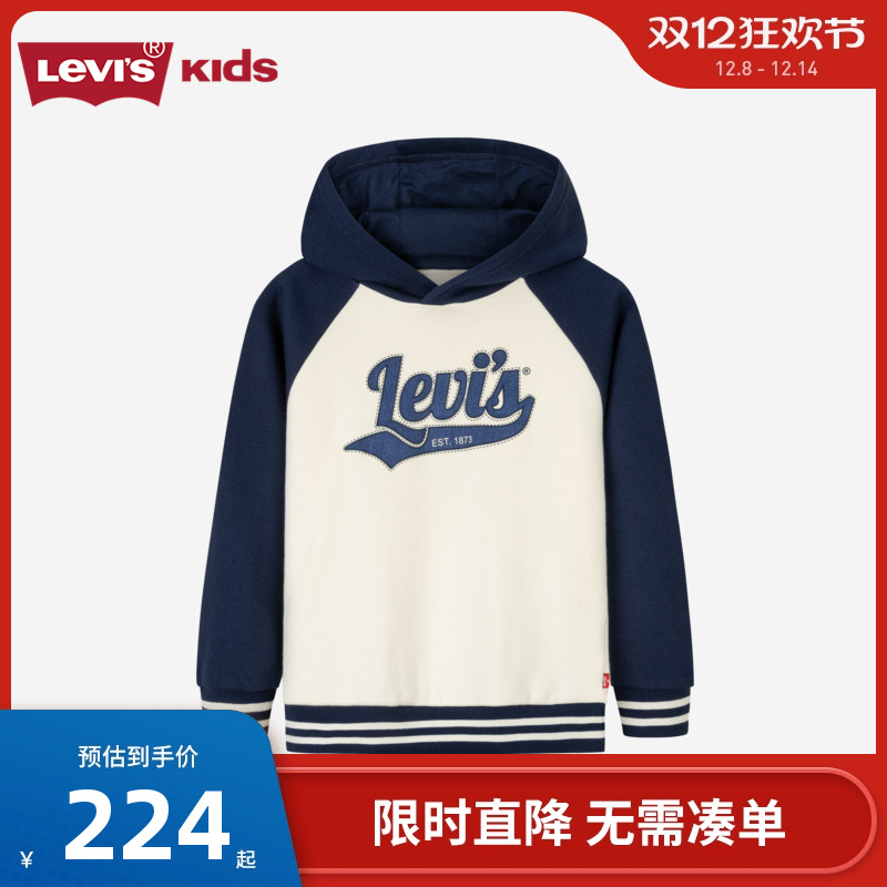 LOGO采用牛仔纹印花加刺绣，具有品牌质感