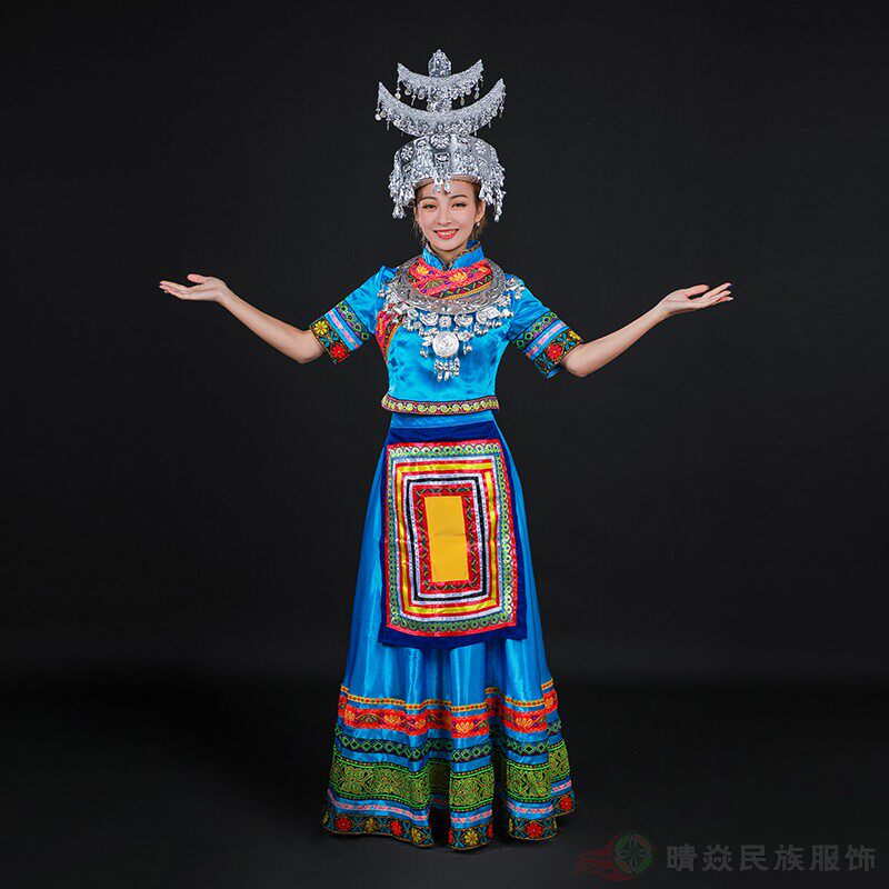 晴焱蓝色云南少数民族服饰定制