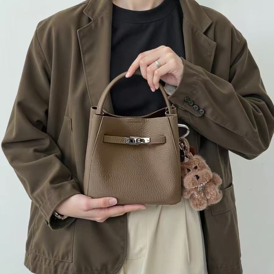 优雅回声 荔枝纹皮菜篮水桶包女2026新款单肩斜挎