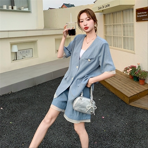 浅蓝色高腰直筒短裤两件套女夏季2025年淡人穿搭花边拼接西服套装